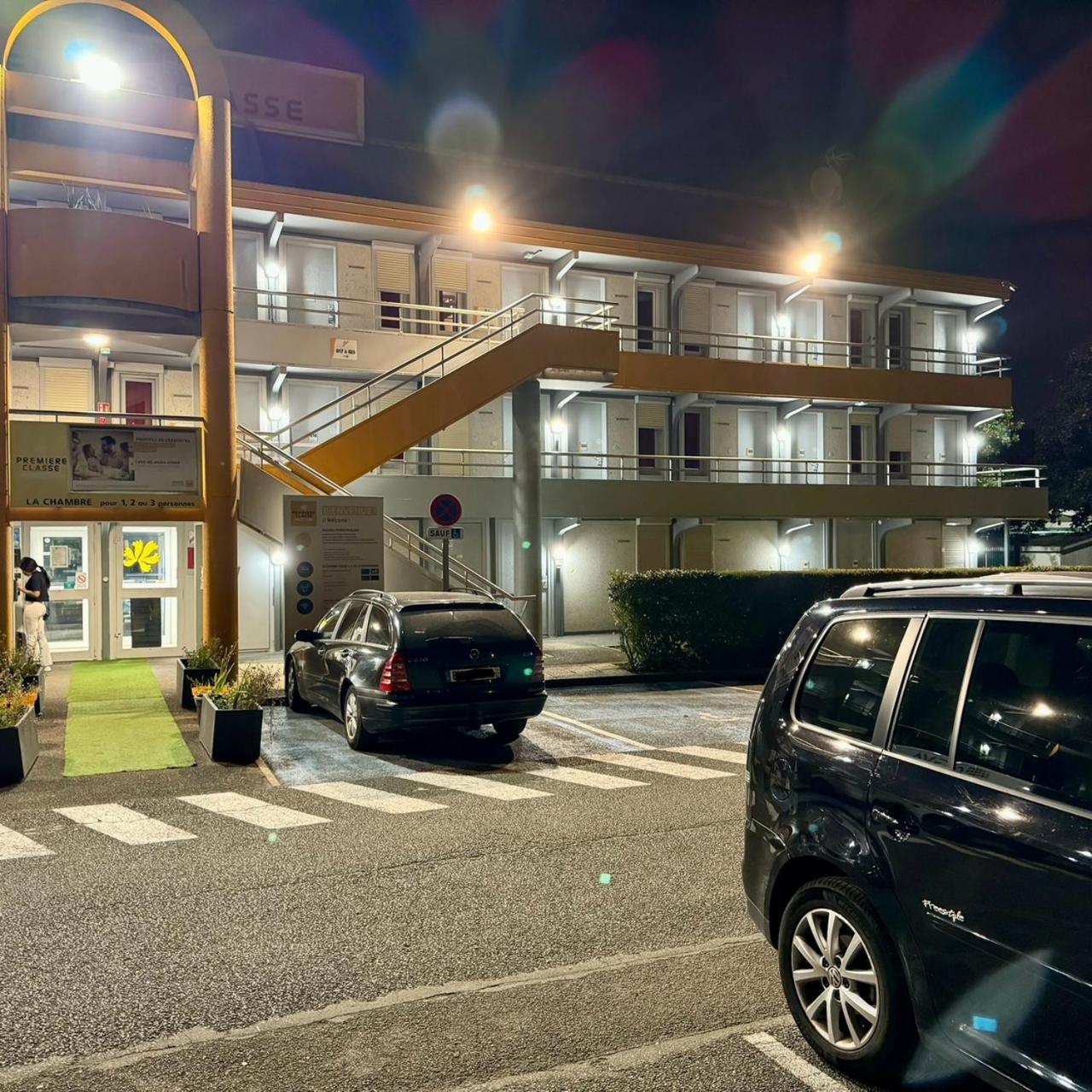 Premiere Classe St Quentin En Yvelines Elancourt Trappes Exteriör bild
