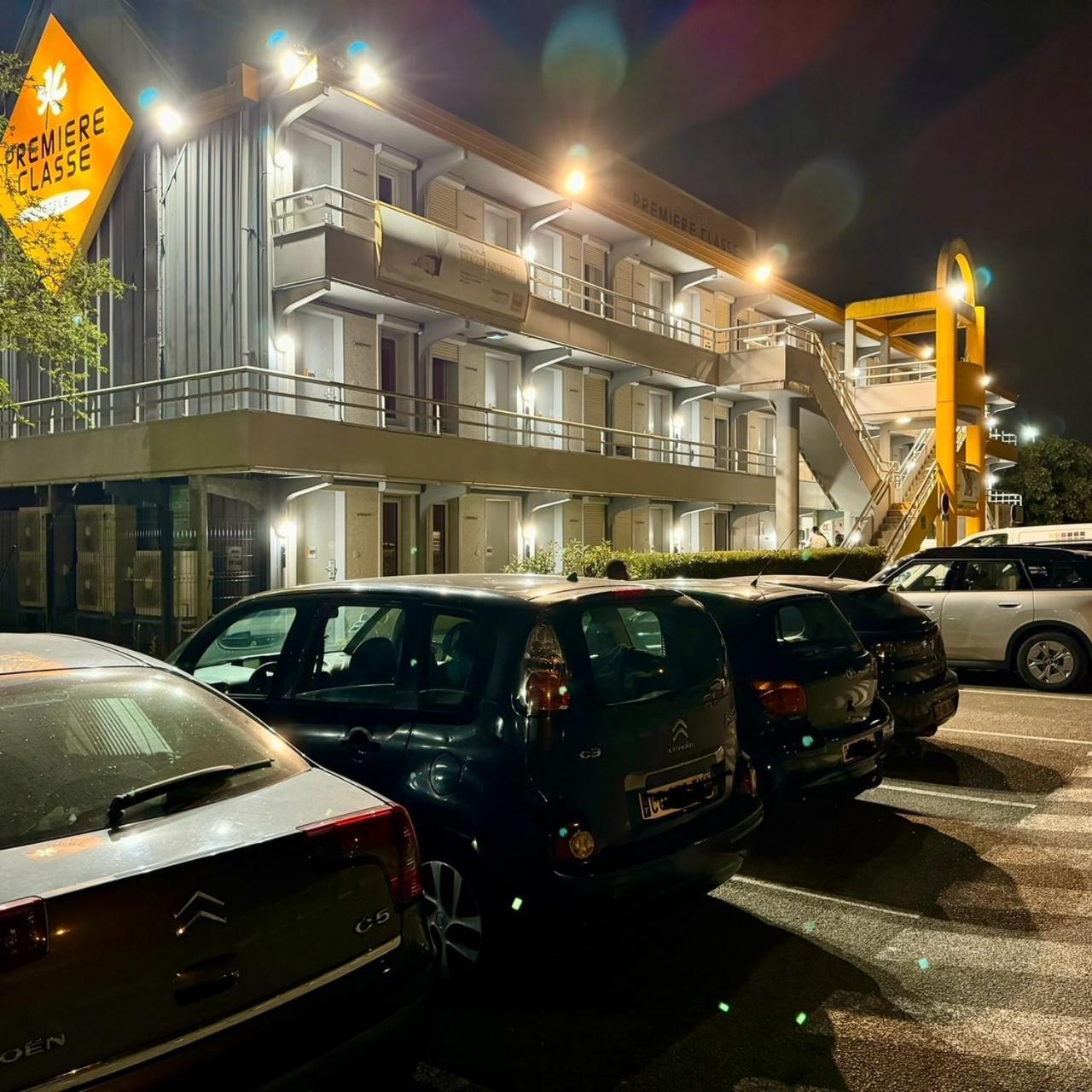 Premiere Classe St Quentin En Yvelines Elancourt Trappes Exteriör bild