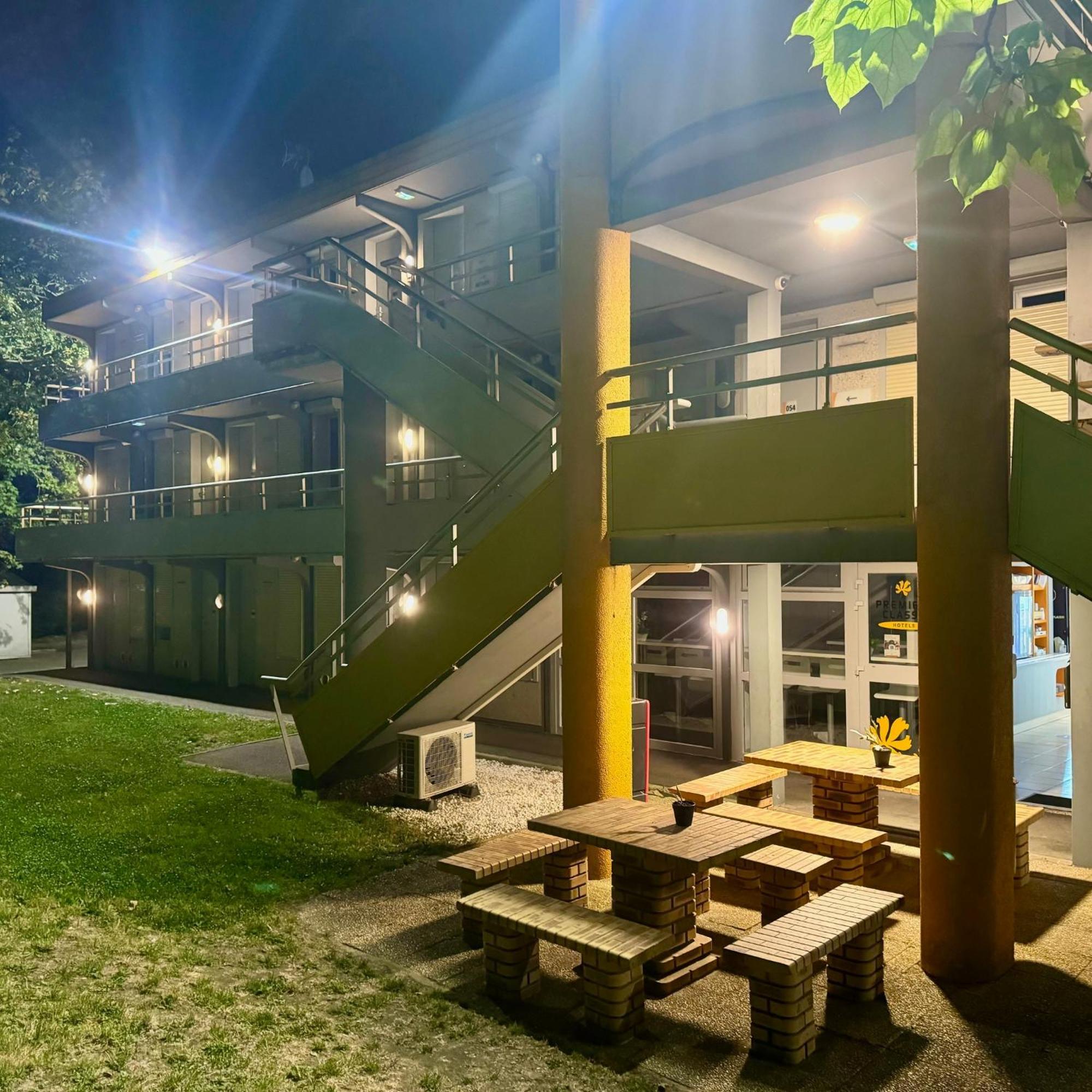 Premiere Classe St Quentin En Yvelines Elancourt Trappes Exteriör bild