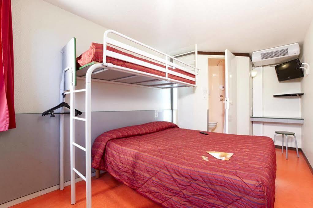 Premiere Classe St Quentin En Yvelines Elancourt Trappes Exteriör bild