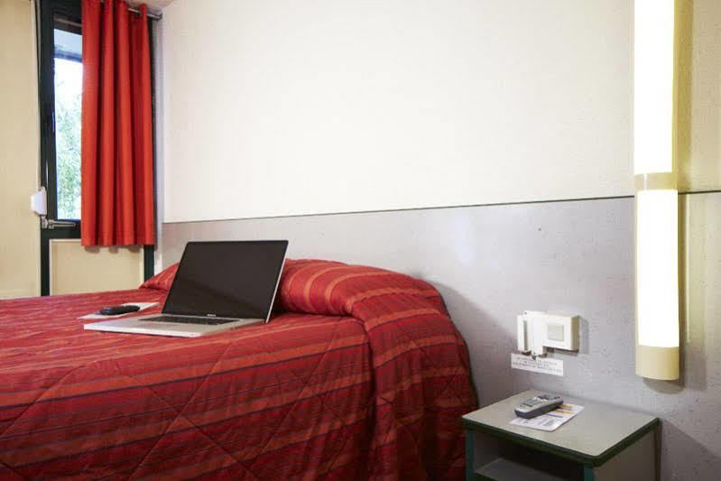 Premiere Classe St Quentin En Yvelines Elancourt Trappes Exteriör bild